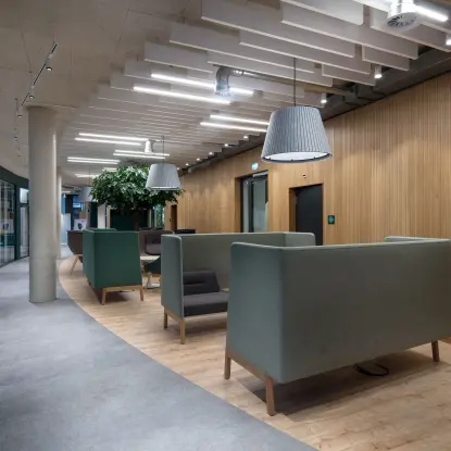 aok-gummersbach-beleuchtung-im-gesundheitswesen-buero-leuchte-arbeitsplatz-meetingroom-beratungsbereich-invader-slider-spark-akustikleuchte-hypro-profilsystem-oiko