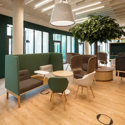 aok-gummersbach-beleuchtung-im-gesundheitswesen-buero-leuchte-arbeitsplatz-meetingroom-beratungsbereich-invader-slider-spark-akustikleuchte-oiko-hypro