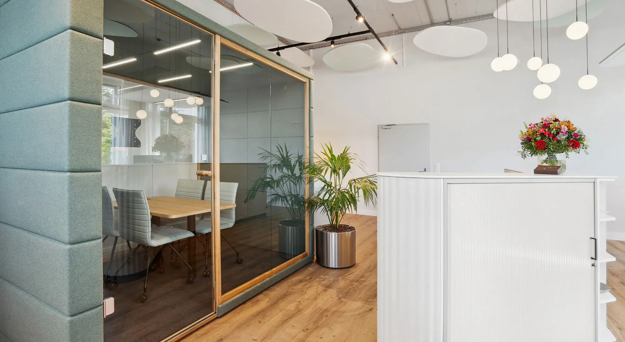 office-buero-arbeitsplatz-besprechungsraum-buerogebaeude-pendelleuchte-centriq-bilo