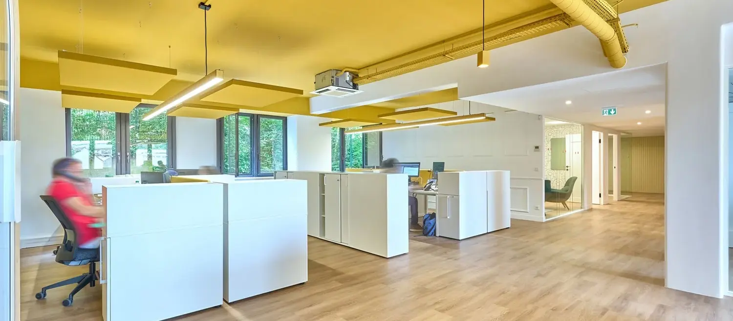 office-project-buero-arbeitsplatz-tisch-buerogebaeude-durchgang-pendelleuchte-slider-imagine-gelb