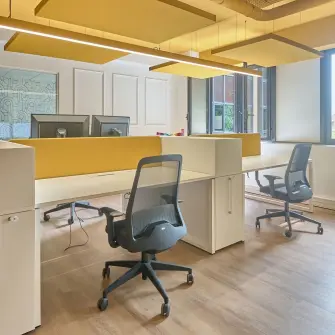 office-project-buero-arbeitsplatz-tisch-stuhl-buerogebaeude-pendelleuchte-slider-gelbe-profilleuchte