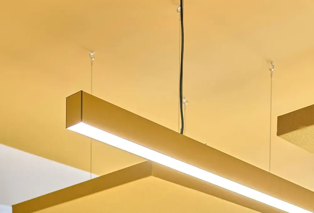 office-project-detail-pendelleuchte-slider-deckenleuchte-profilsystem-gelb
