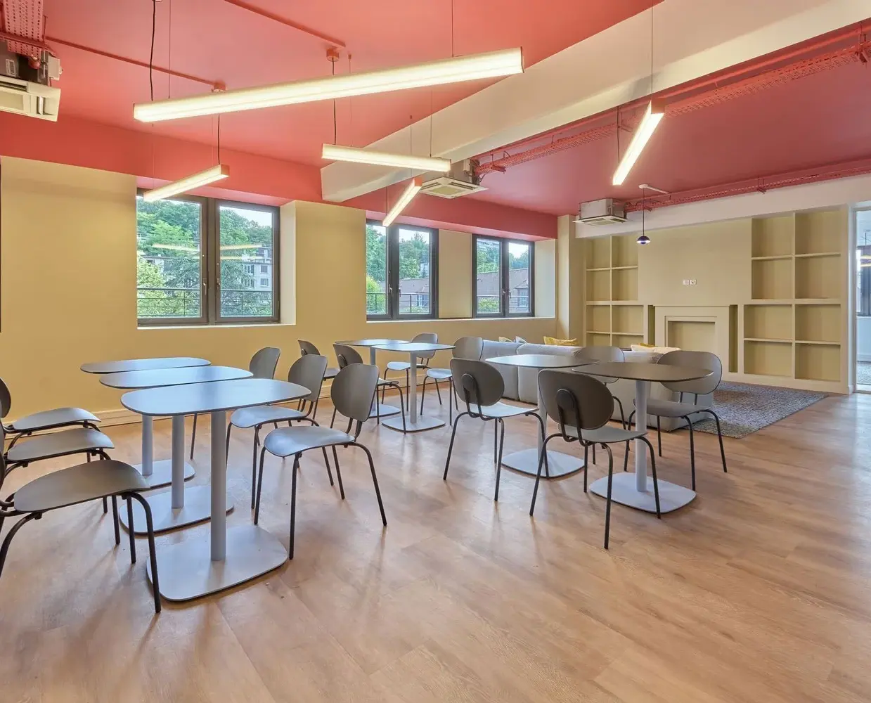 office-project-kantine-cafeteria-essbereich-tisch-buerogebaeude-eckige-pendelleuchte-slider-imagine
