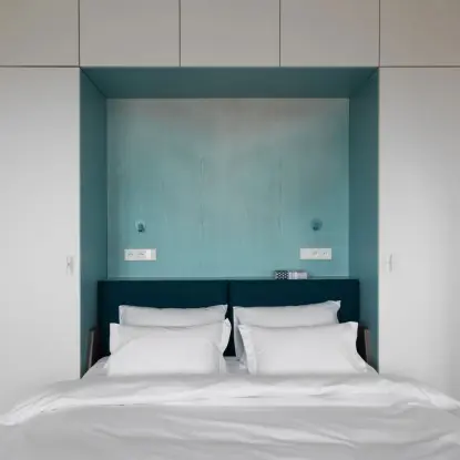private-residence-wand-imagine-strahler-blau-ueber-bett-schlafzimmer