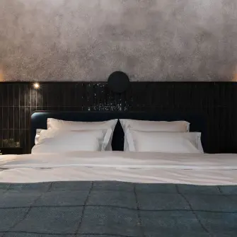 private-residence-wand-schlafzimmer-bett-leuchte-minimal-track-code-dot-einsaetze